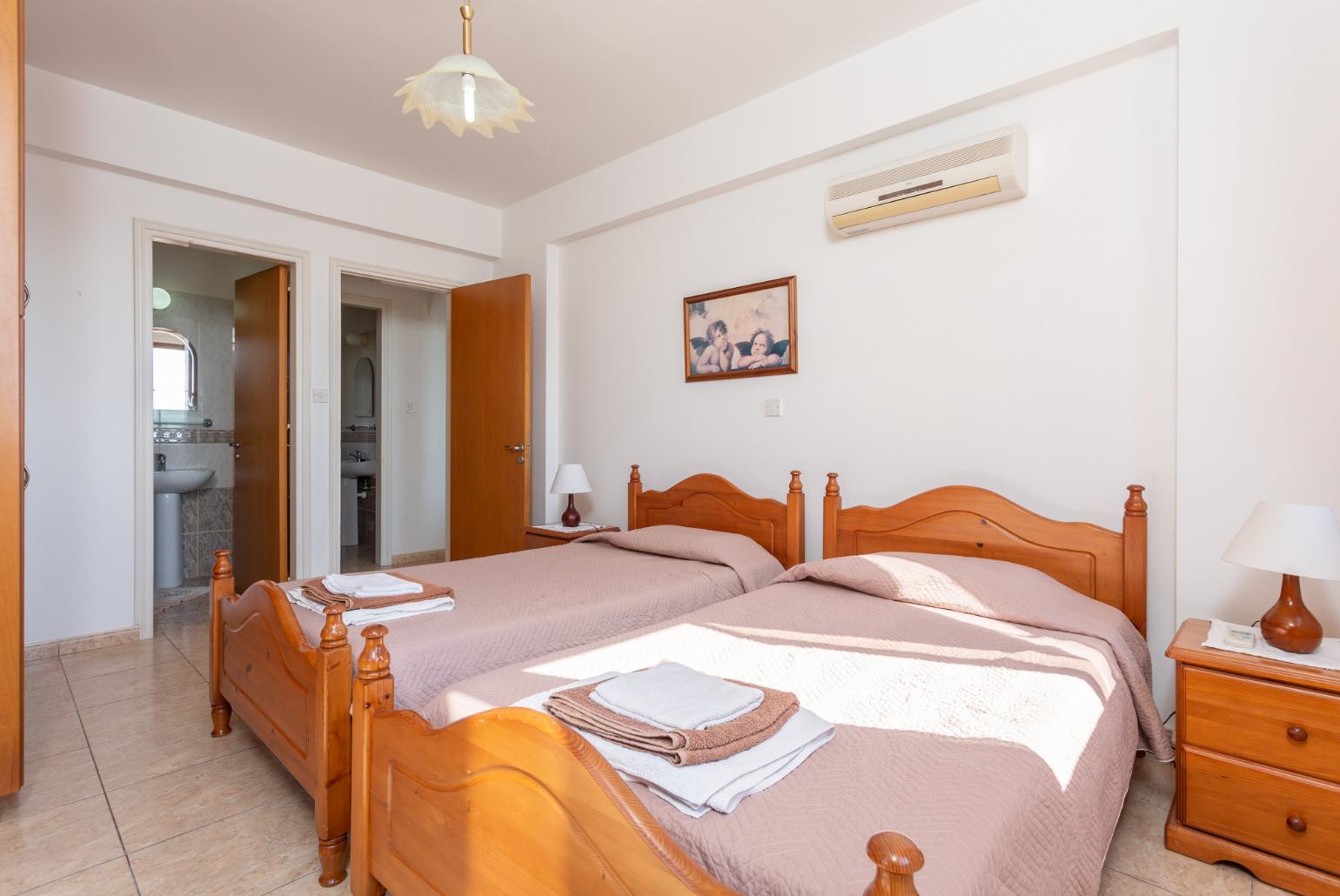 Twin bedroom with en suite bathroom, A/C, and sea views