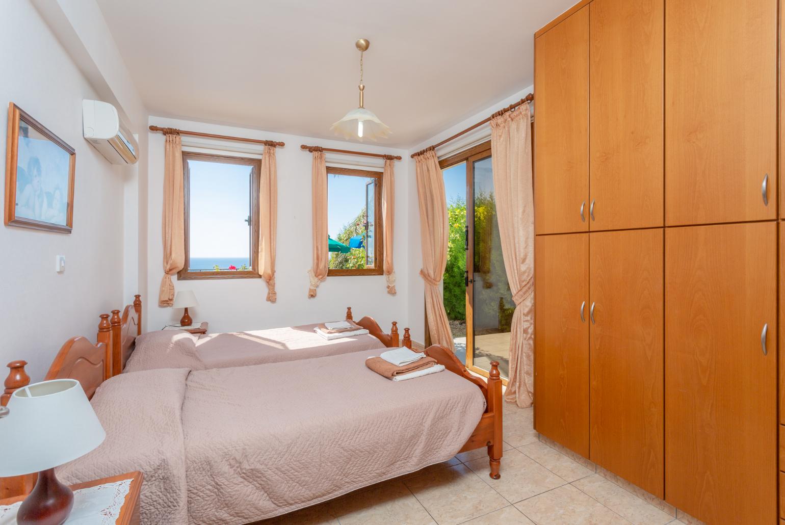 Twin bedroom with en suite bathroom, A/C, and sea views