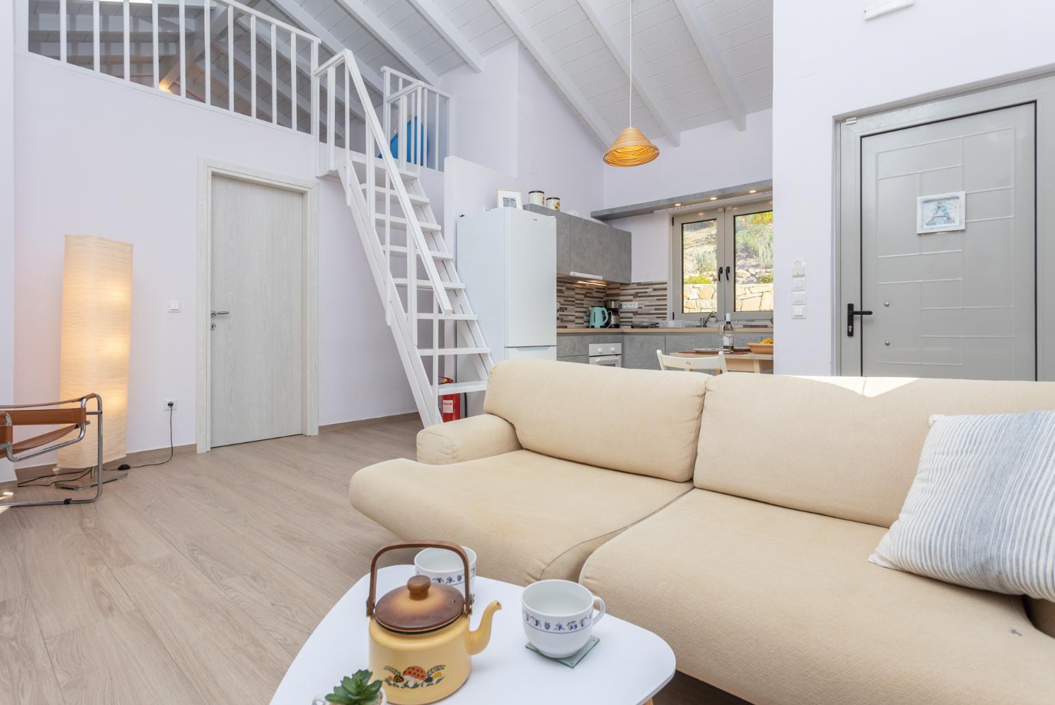 Open-plan living room with sofa, dining area, kitchen, mezzanine, A/C, WiFi internet, and satellite TV