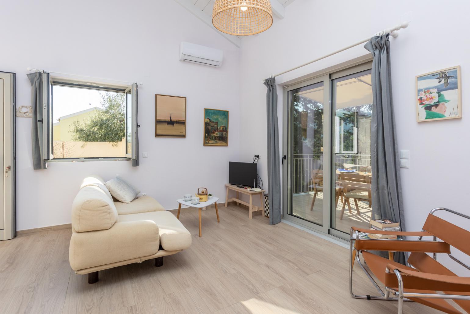 Open-plan living room with sofa, dining area, kitchen, mezzanine, A/C, WiFi internet, and satellite TV