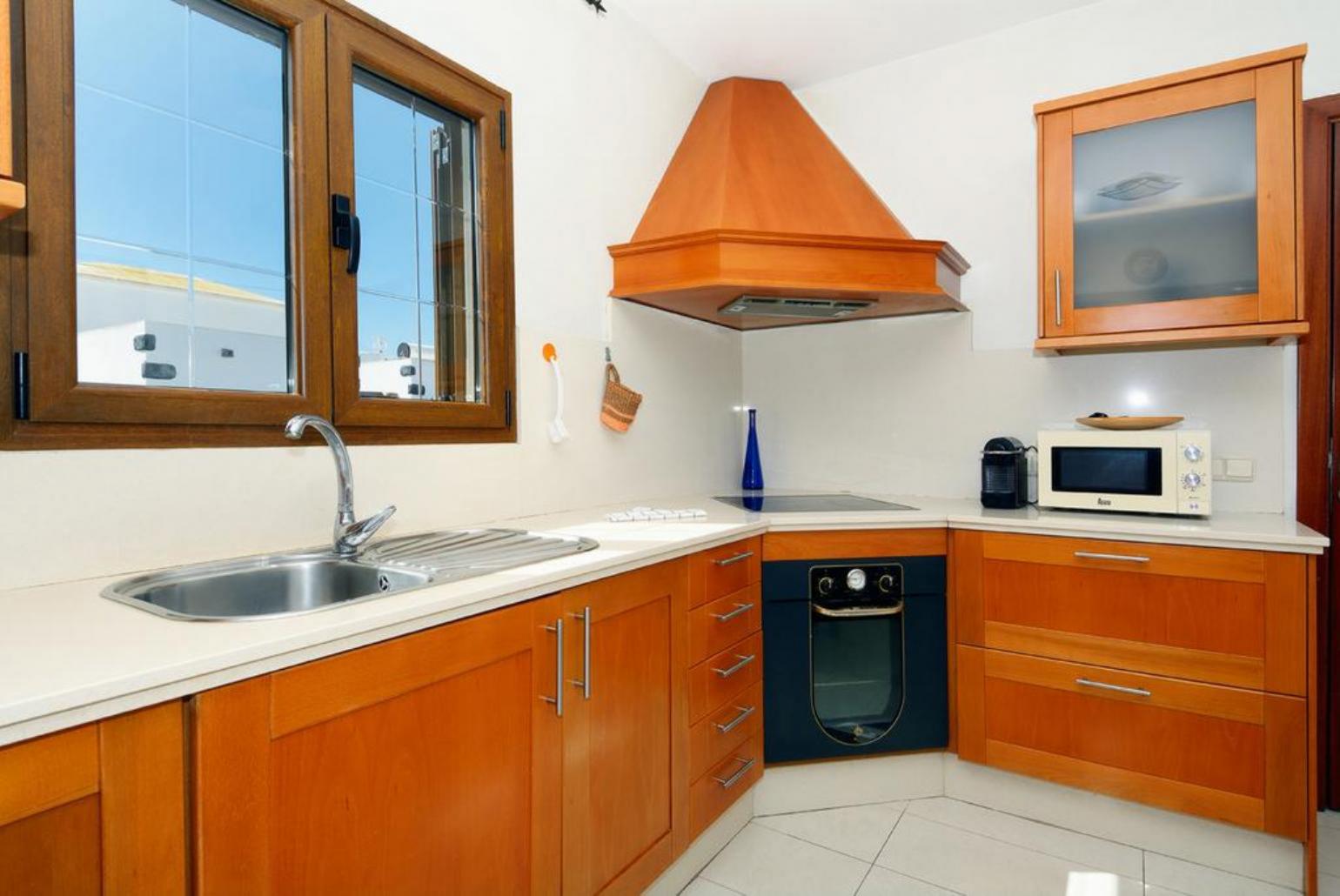 Equipped kitchen with dining area
