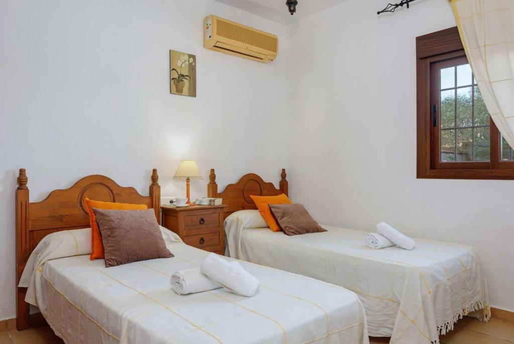 Twin bedroom with a/c