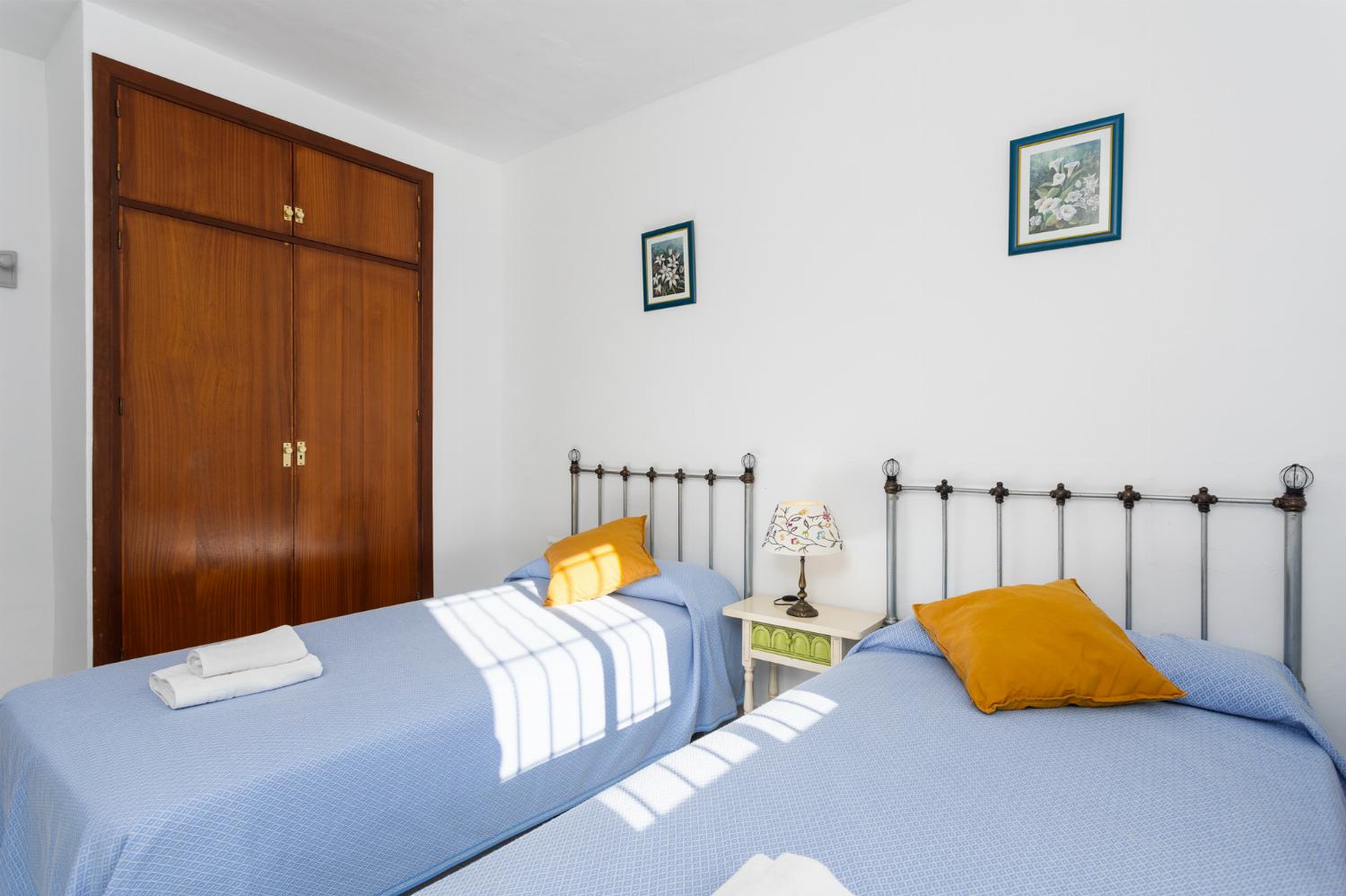 Twin bedroom with A/C