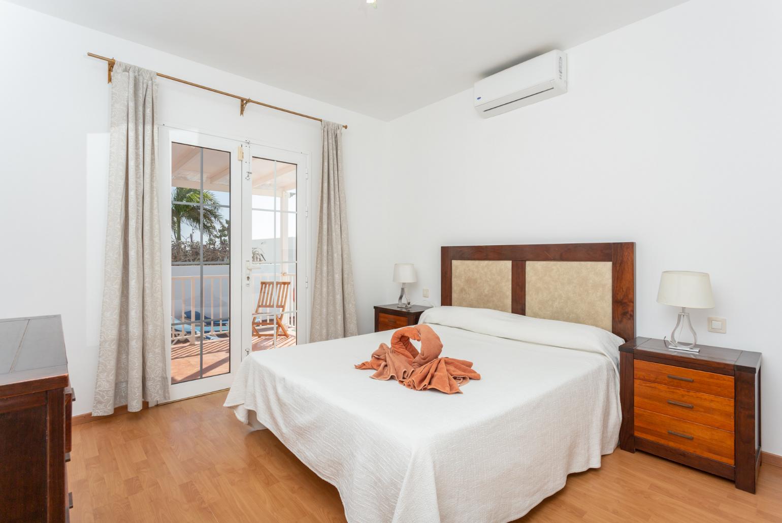 Double bedroom with en suite bathroom, A/C, and terrace access