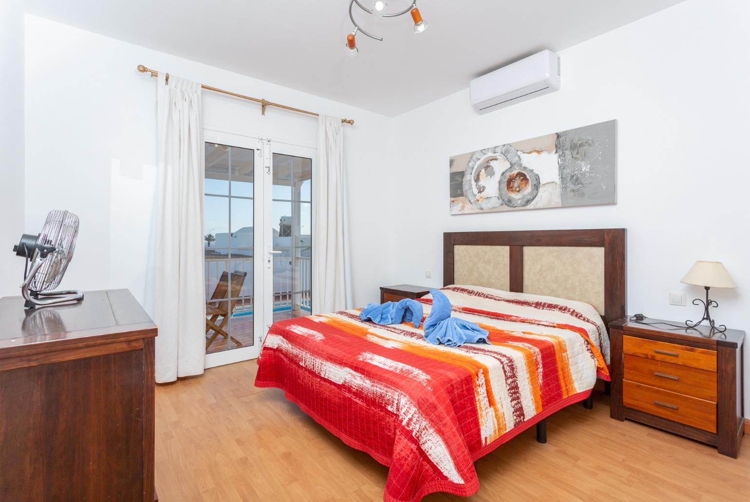 Double bedroom with en suite bathroom, A/C, and terrace access