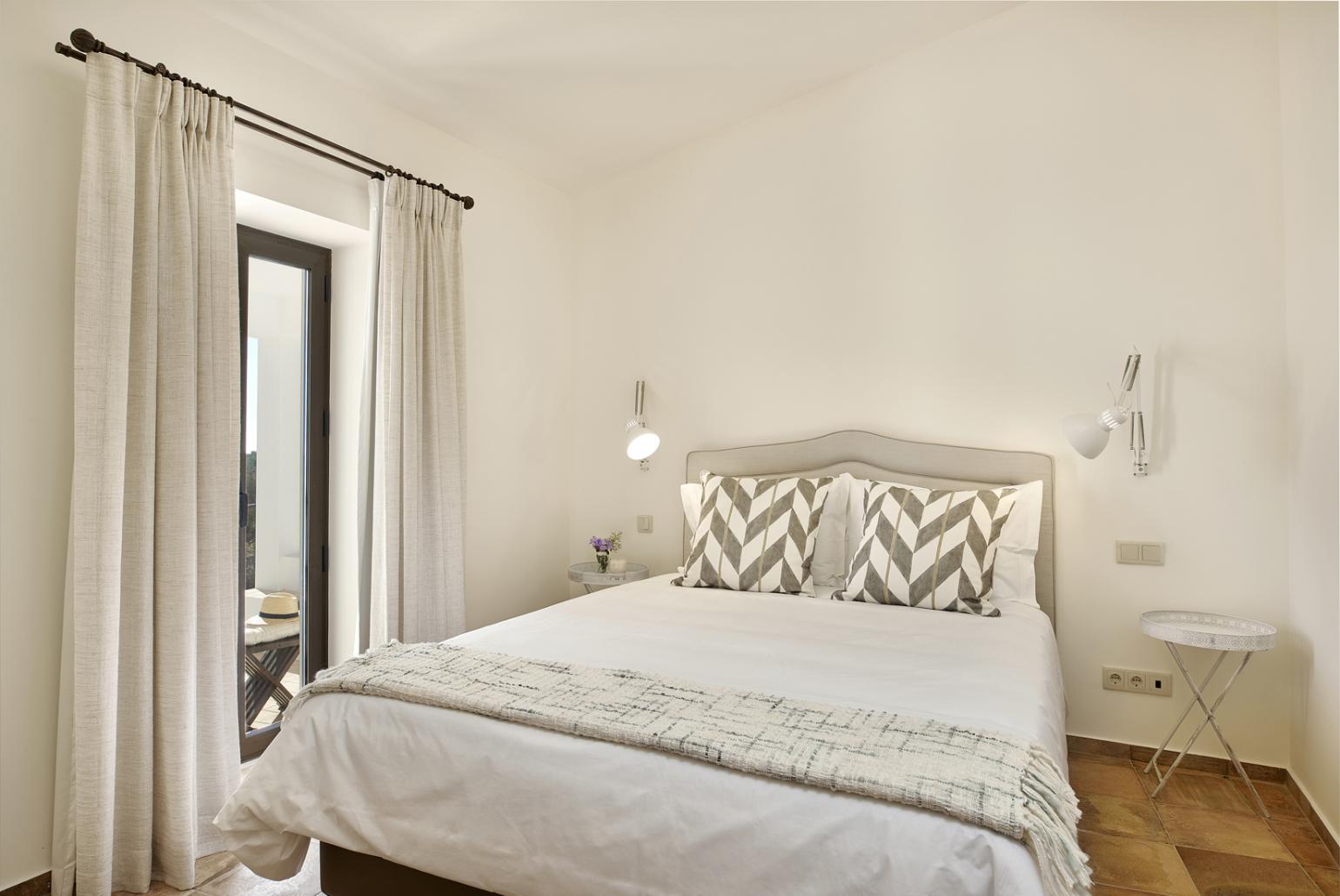 Double bedroom with A/C and access to balcony
