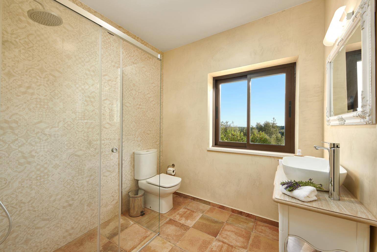 En suite bathroom with shower