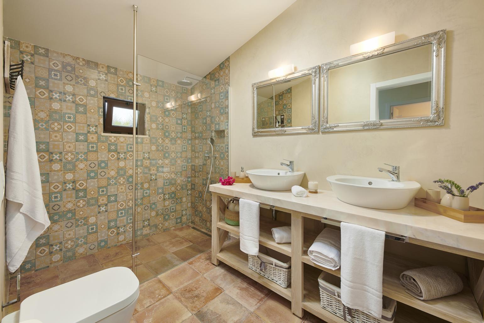 En suite bathroom with shower 