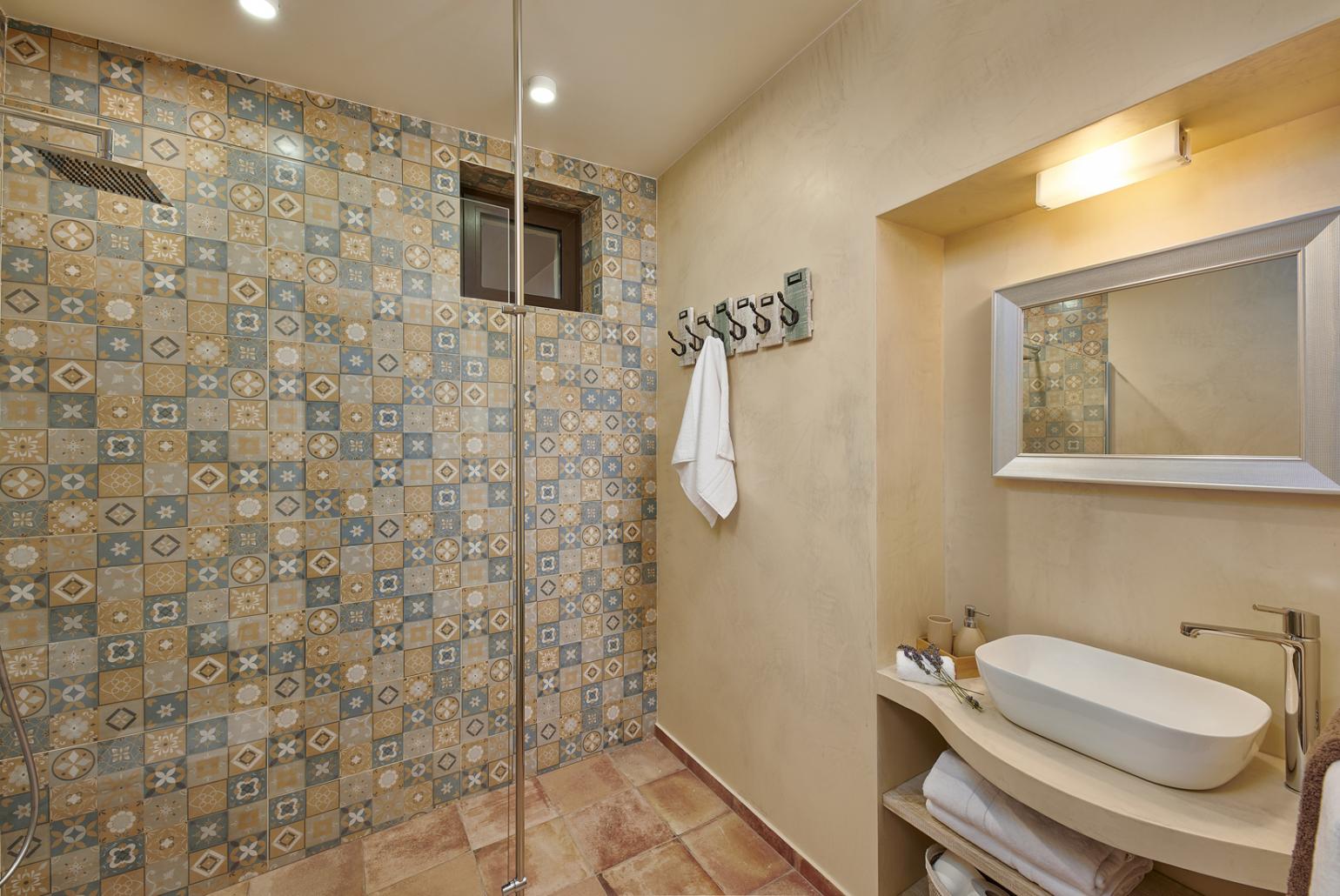 En suite bathroom with shower