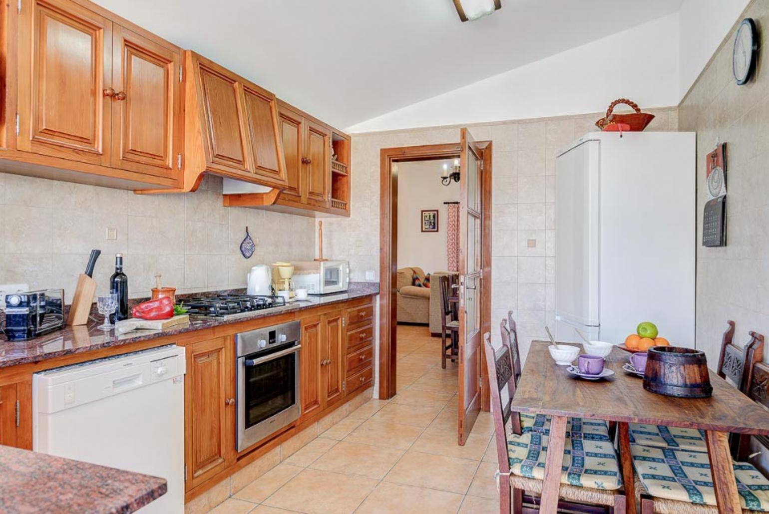 Equipped kitchen with dining area