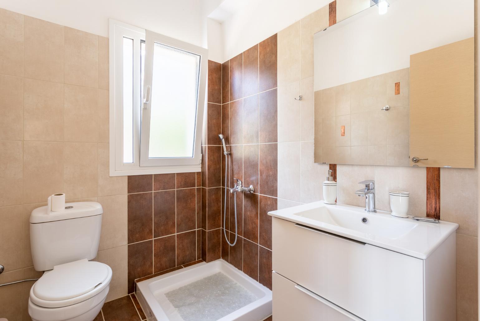 En suite bathroom with shower