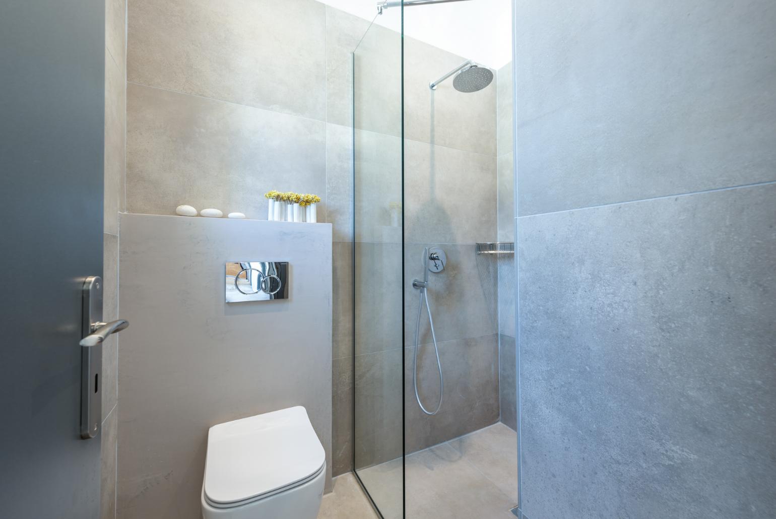 En suite bathroom with shower