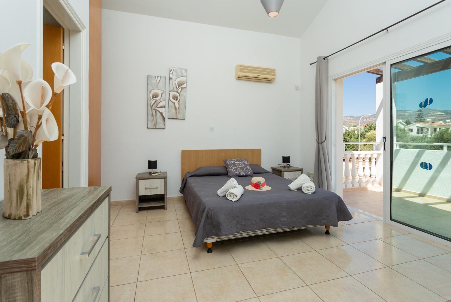 Double bedroom with en suite bathroom, A/C, and upper terrace access