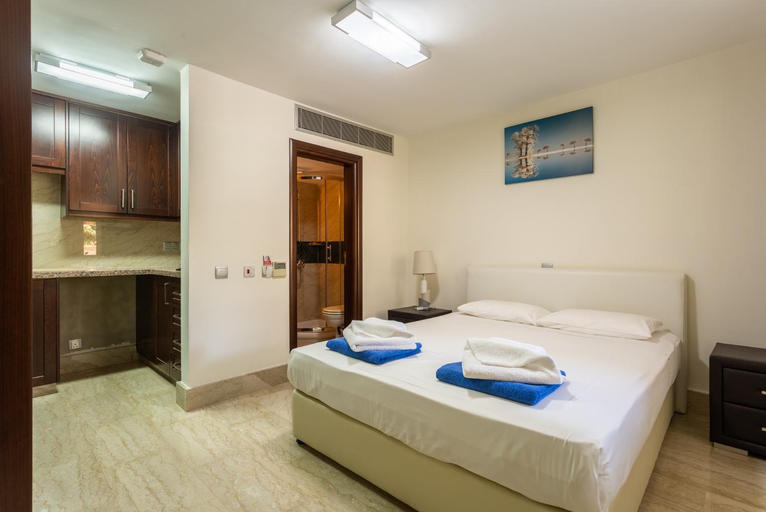 Double bedroom with en suite bathroom, A/C, and kitchenette