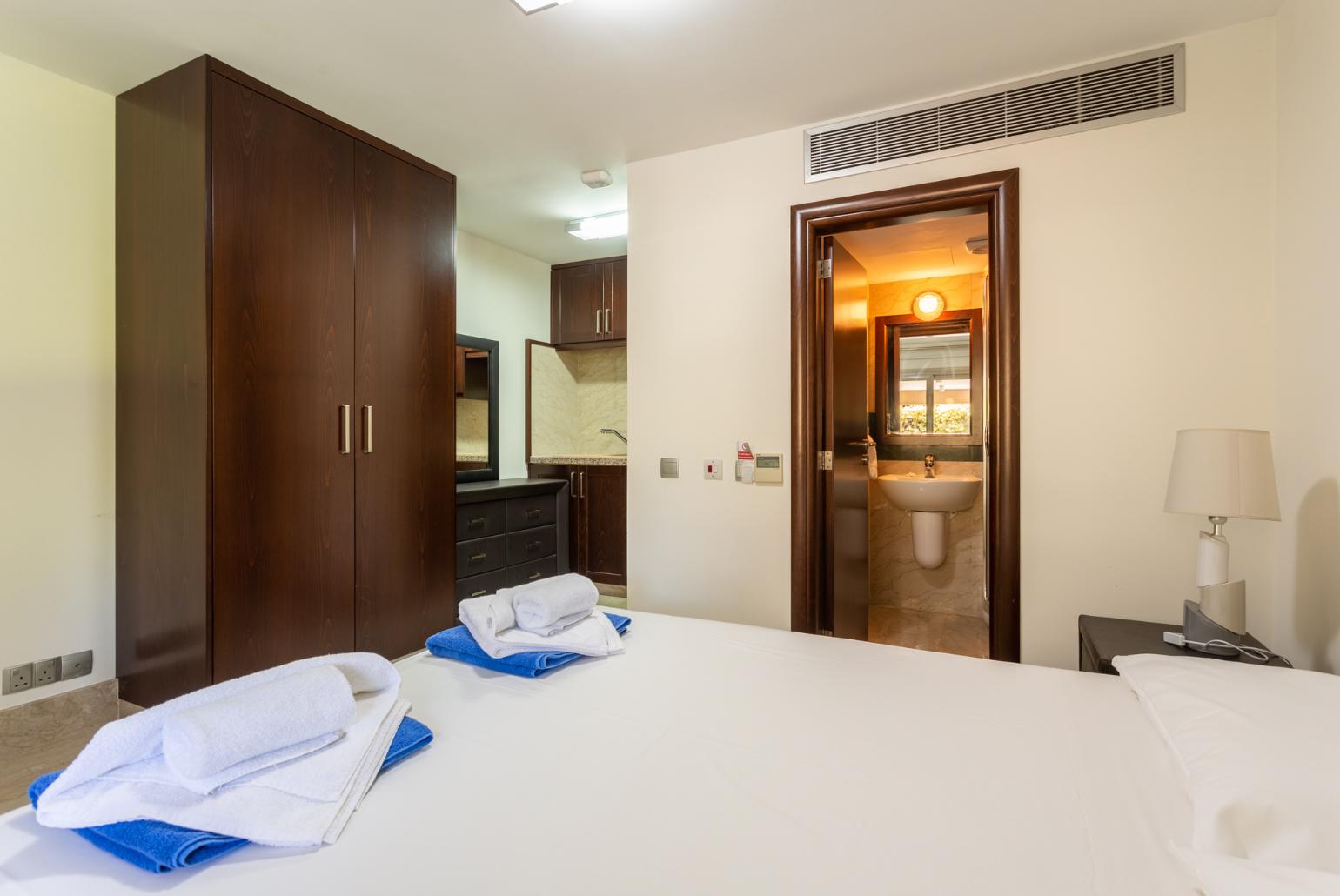 Double bedroom with en suite bathroom, A/C, and kitchenette