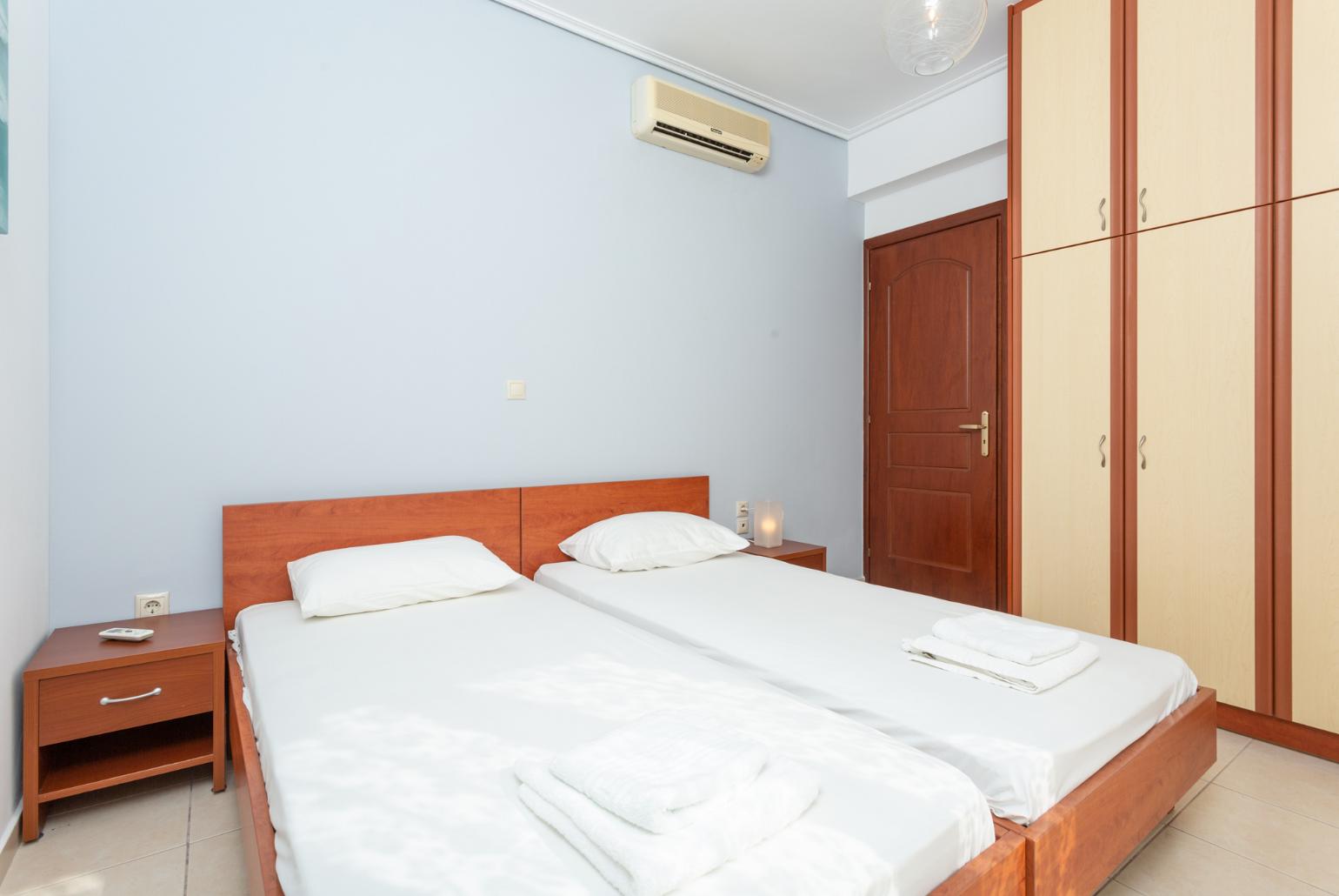 Twin bedroom with A/C and terrace access