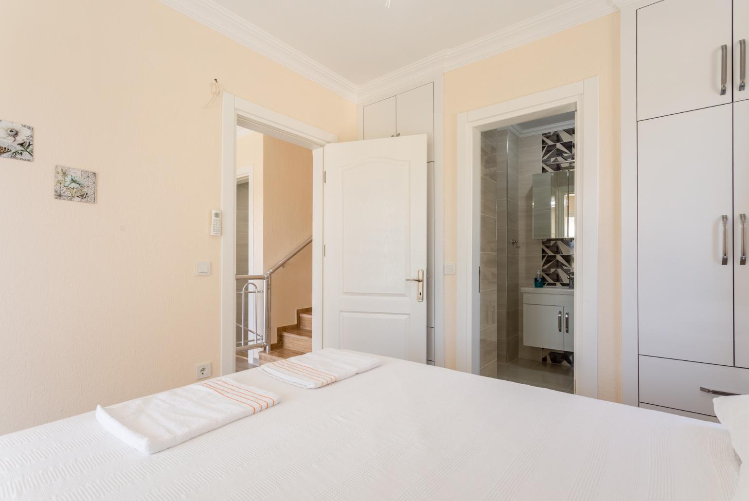 Double bedroom with en suite bathroom, A/C, and terrace access