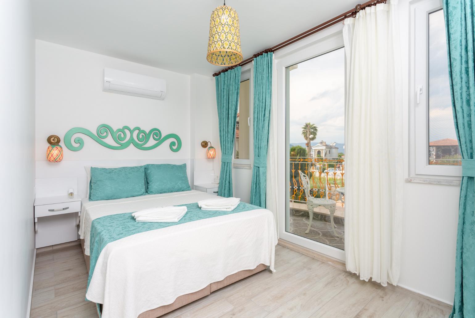 Double bedroom with en suite bathroom, A/C, and balcony access