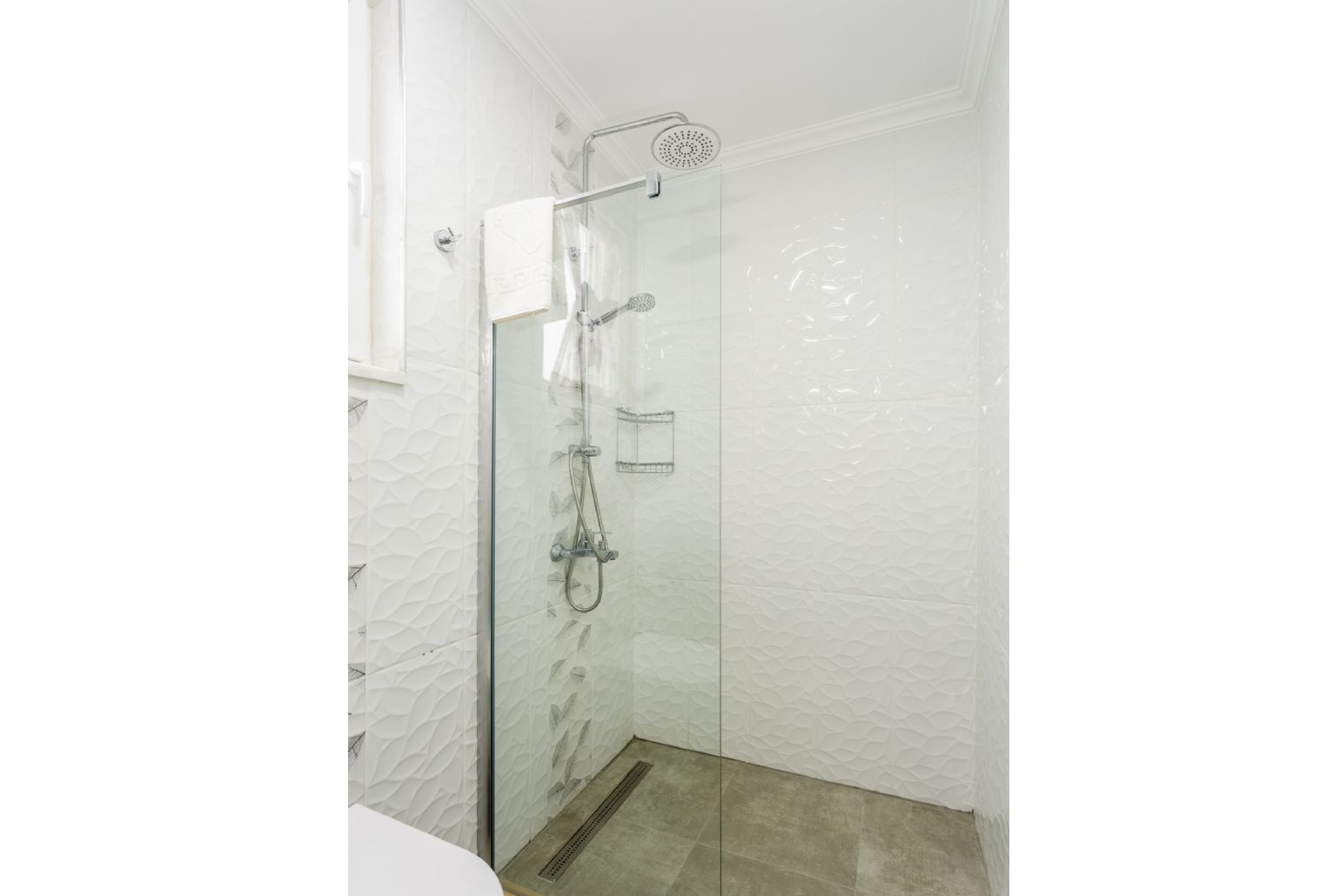 En suite bathroom with shower