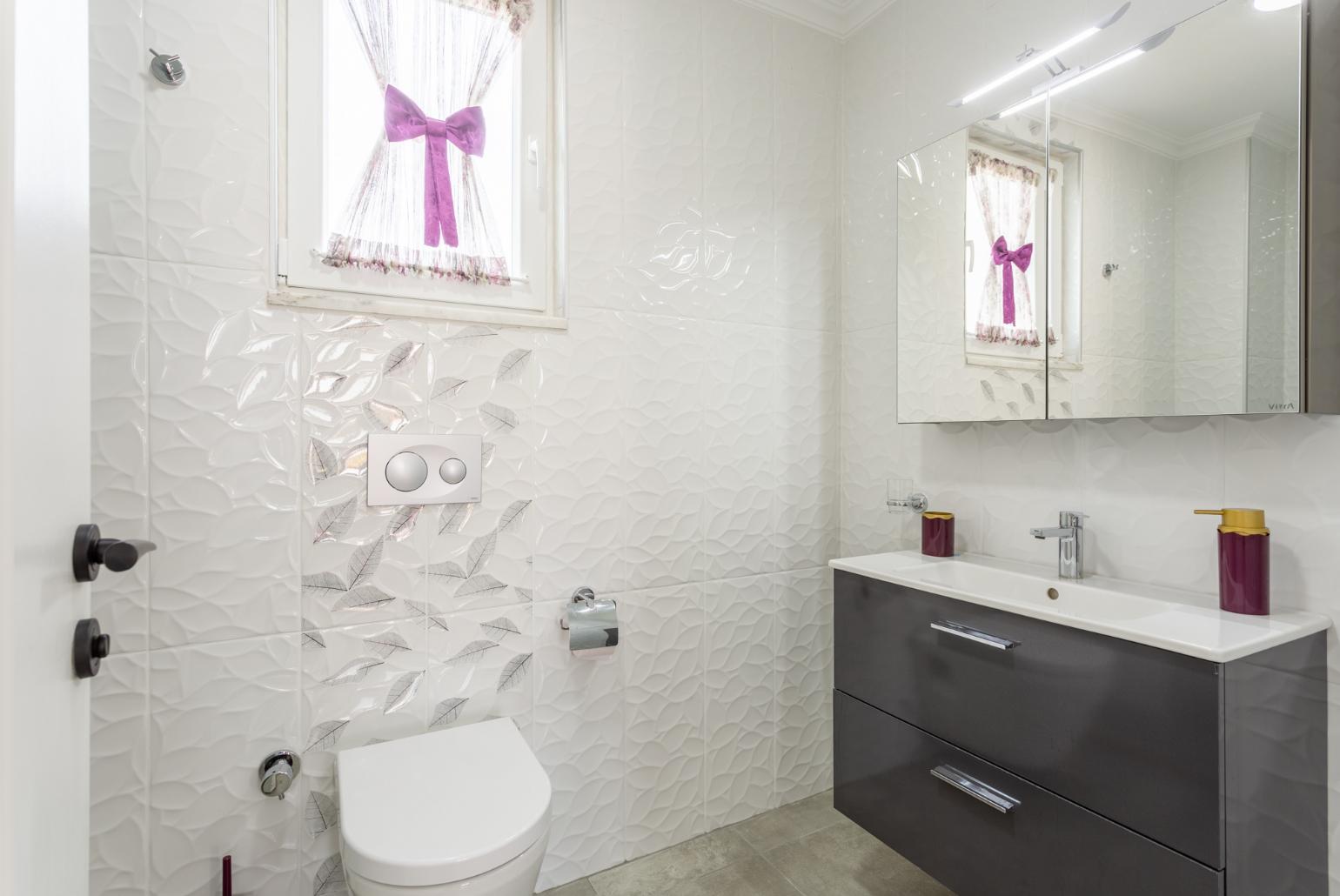 En suite bathroom with shower