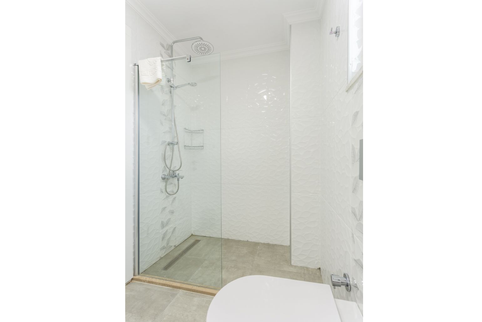 En suite bathroom with shower