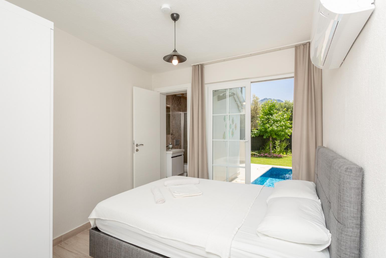 Double bedroom with en suite bathroom, A/C, and pool terrace access