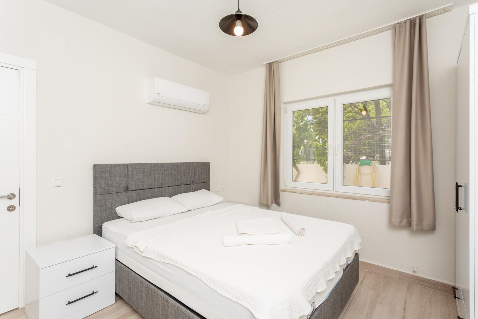 Double bedroom with en suite bathroom and A/C