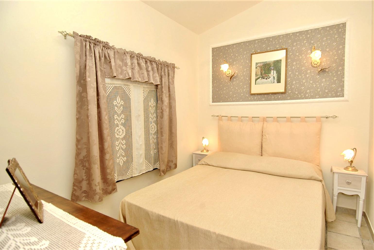 Double bedroom with en suite bathroom, A/C