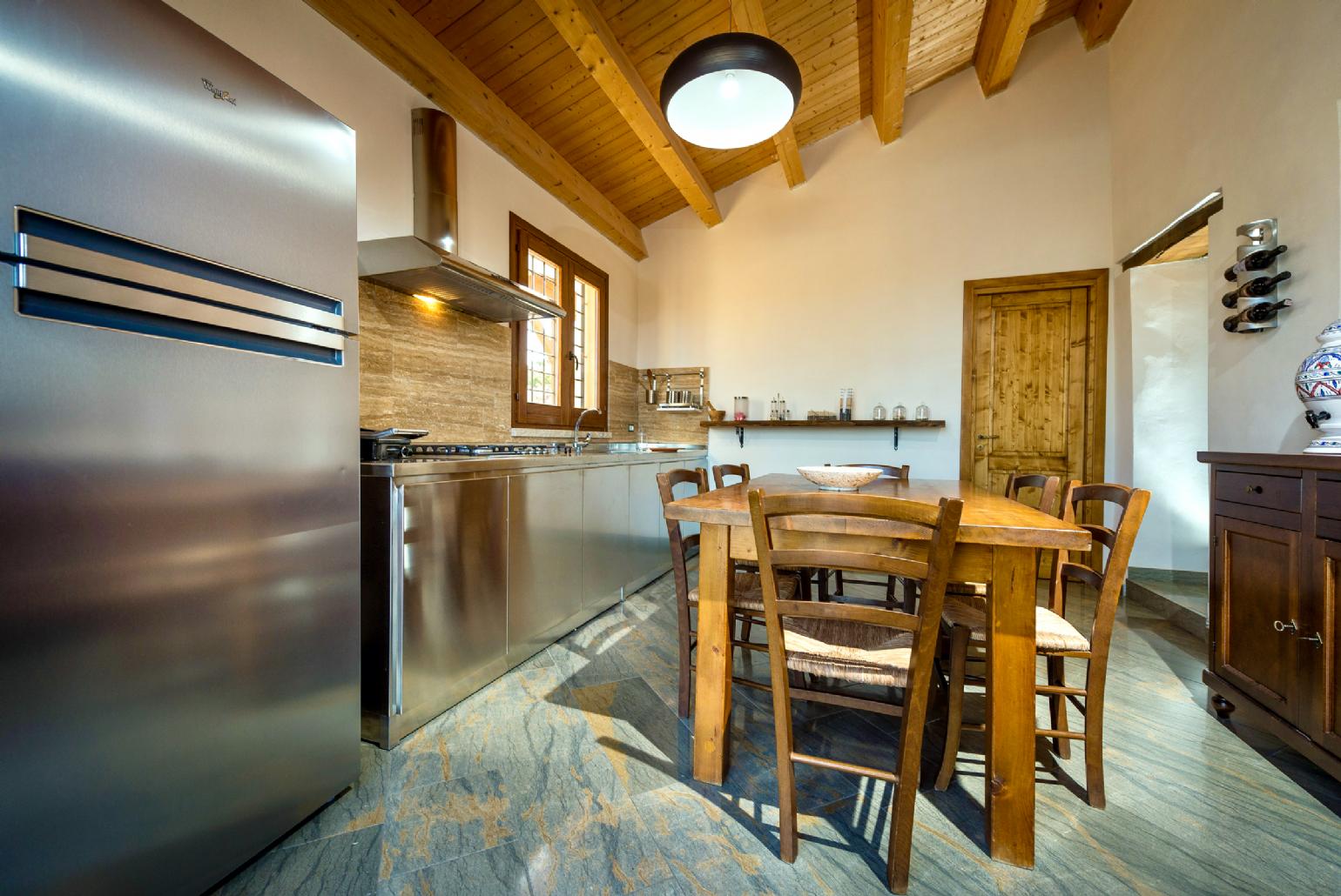 Equipped kitchen with dining area