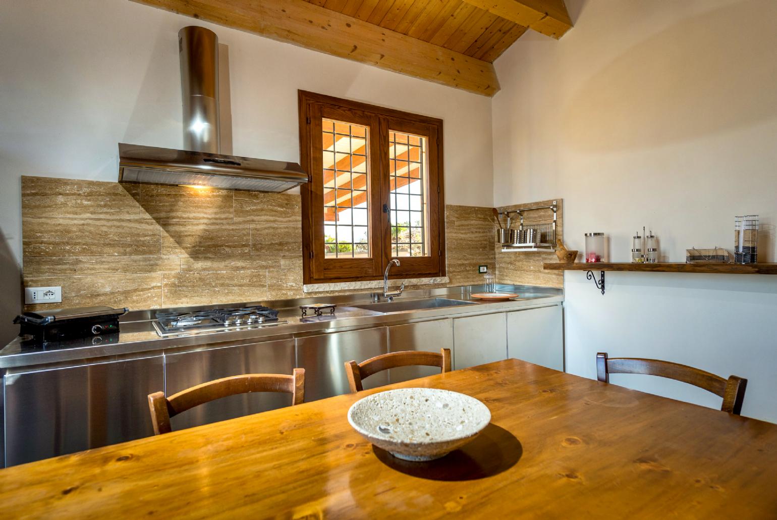 Equipped kitchen with dining area