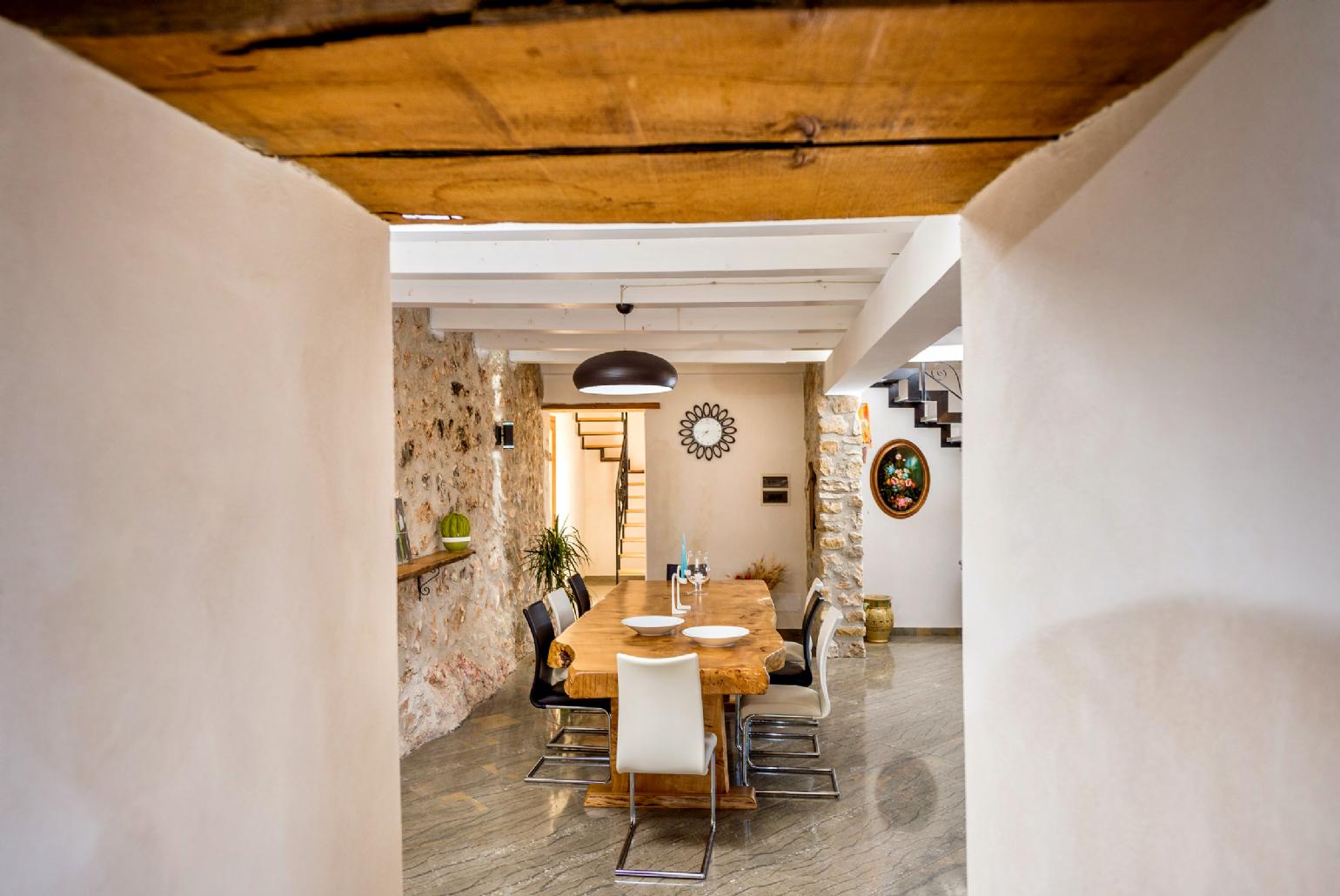 Living room with sofas, dining area, A/C, WiFi internet, and satellite TV
