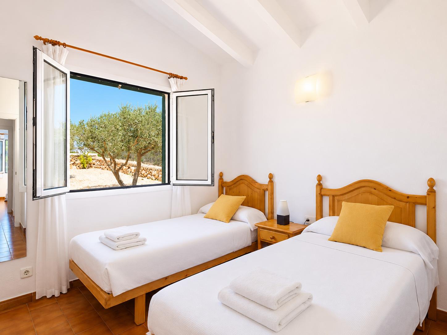 Twin bedroom with A/C