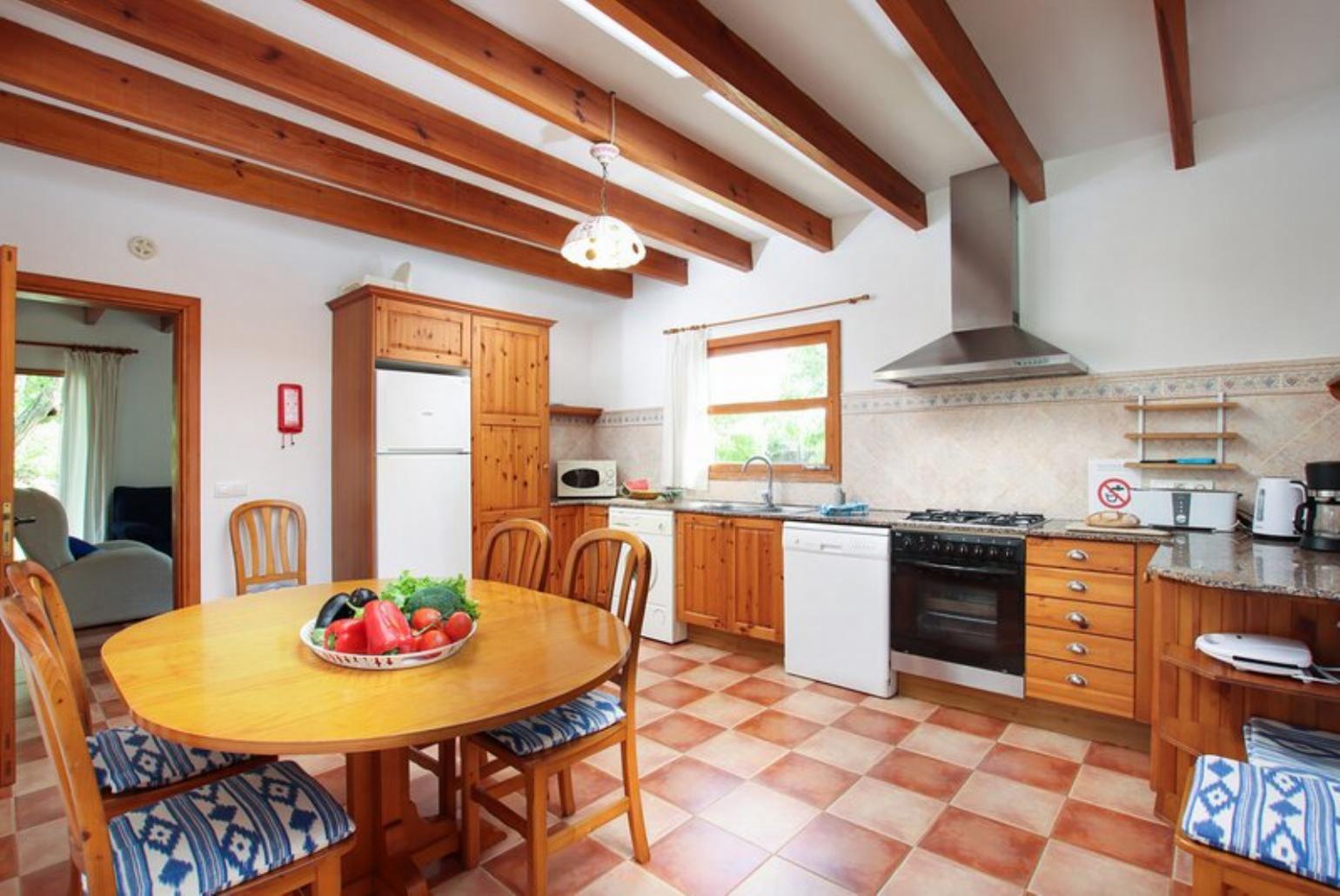Equipped kitchen with dining area