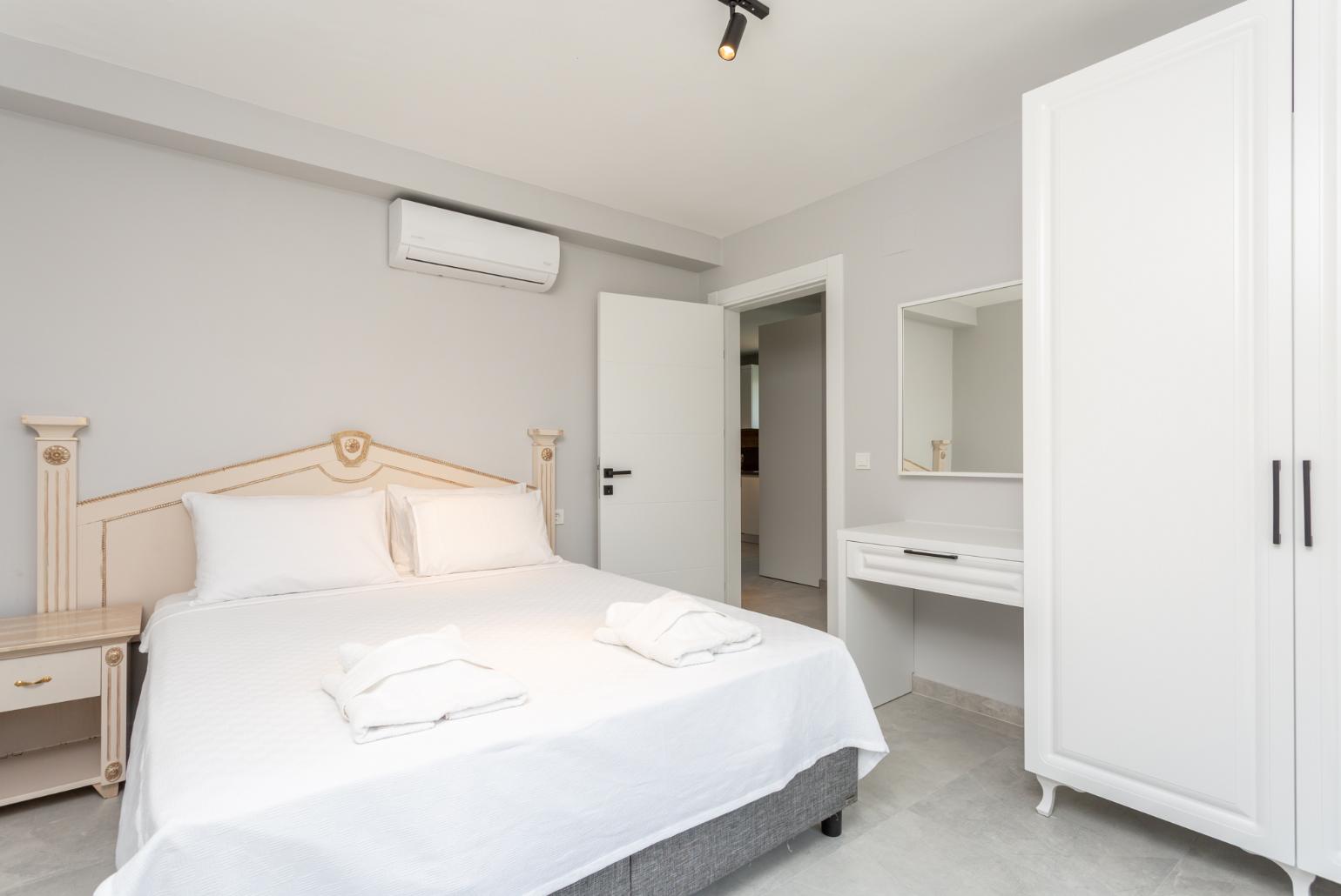 Double bedroom with en suite bathroom and A/C