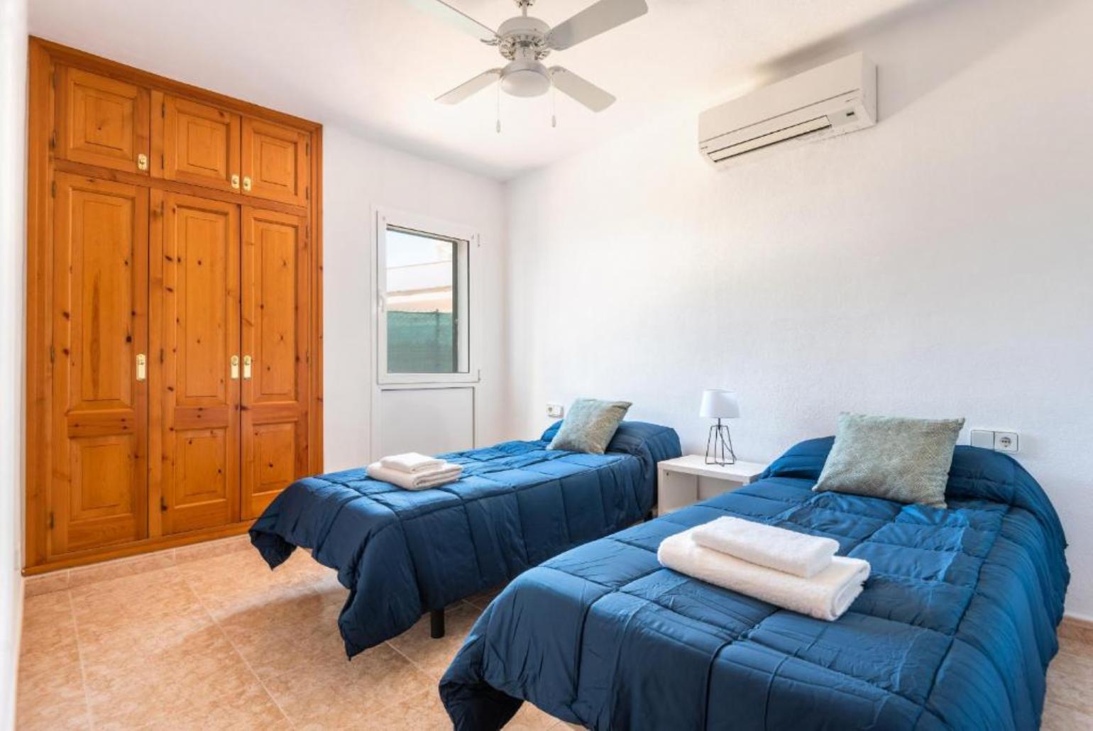 Twin bedroom with A/C