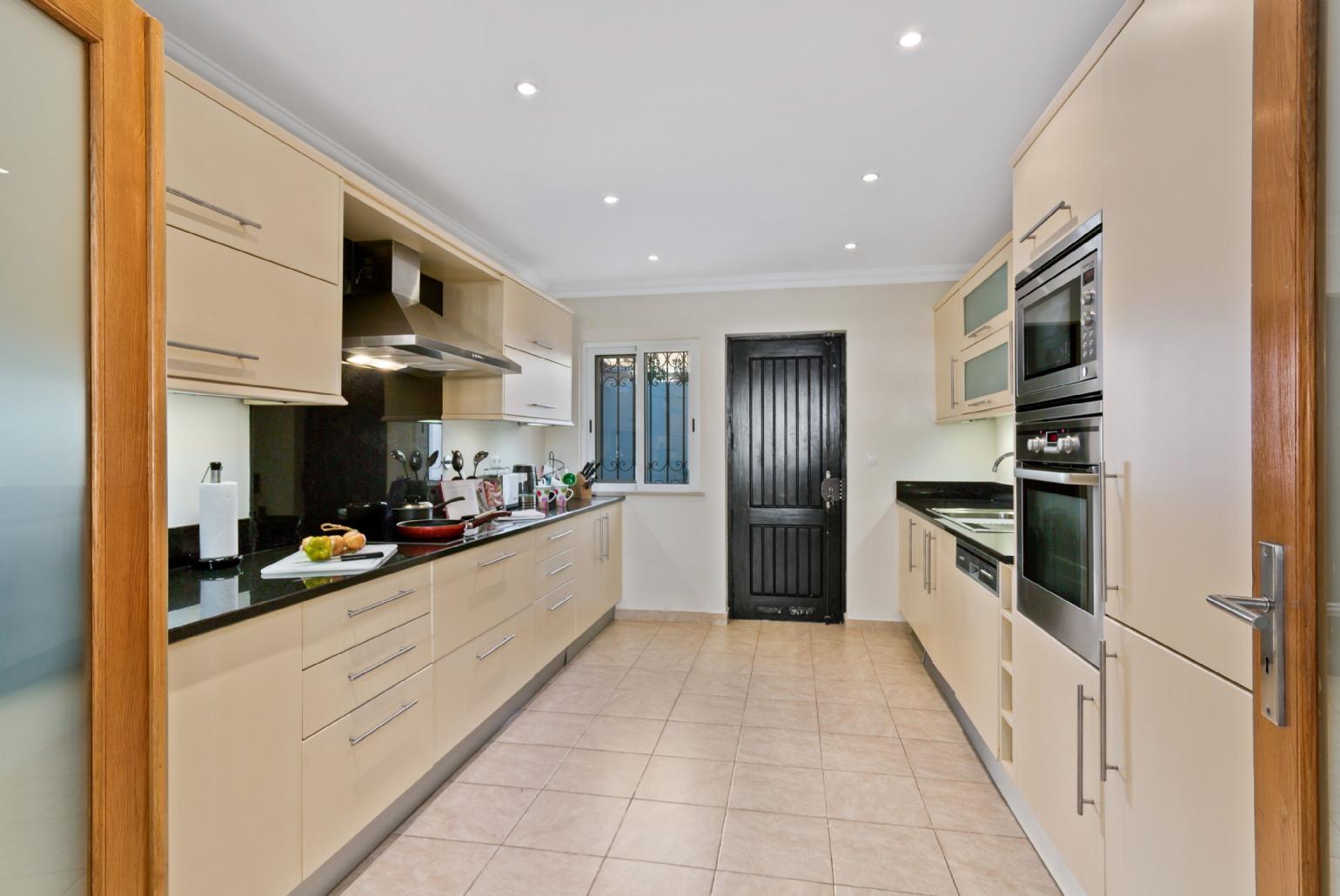 Equipped kitchen and dining area