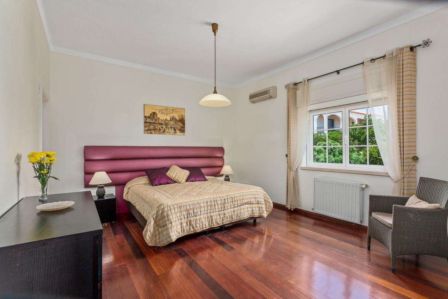 Twin bedroom with AC  and en-suite bathroom.