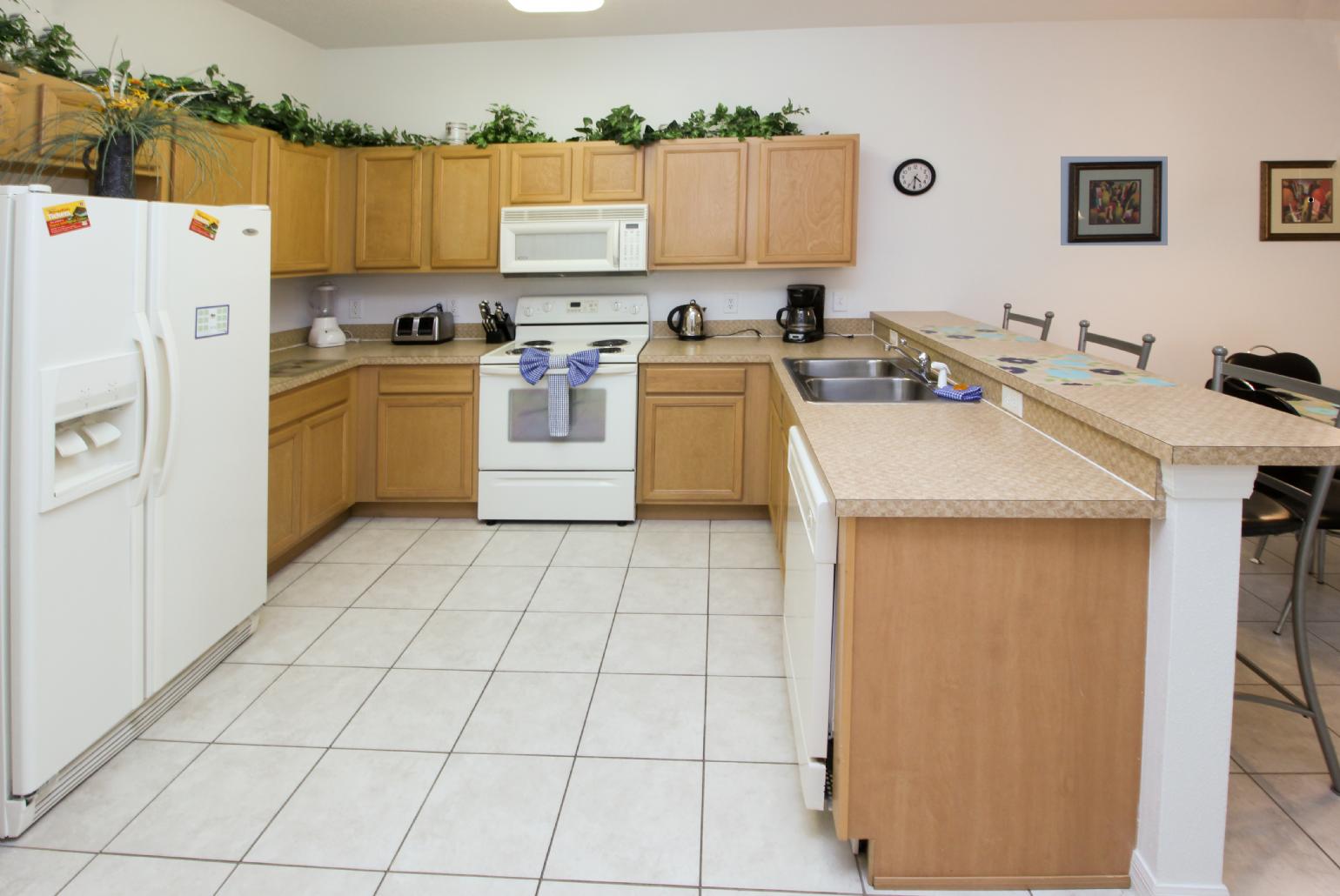 Equipped kitchen with dining area.