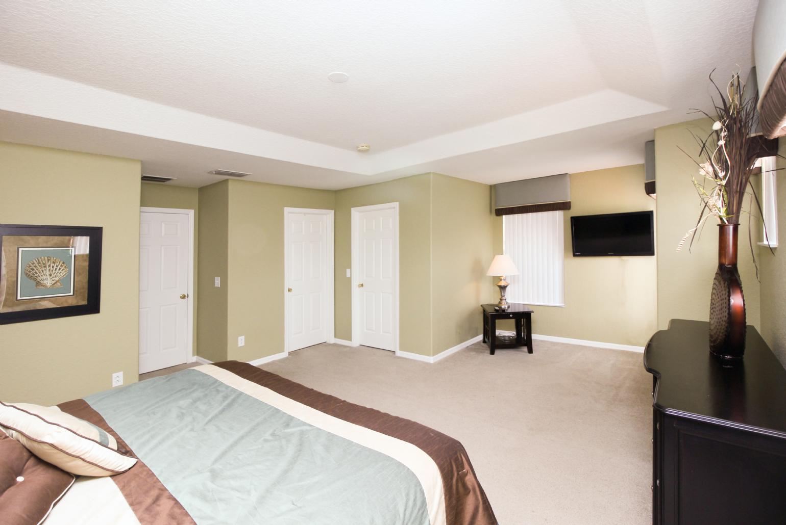 Double bedroom with TV.
