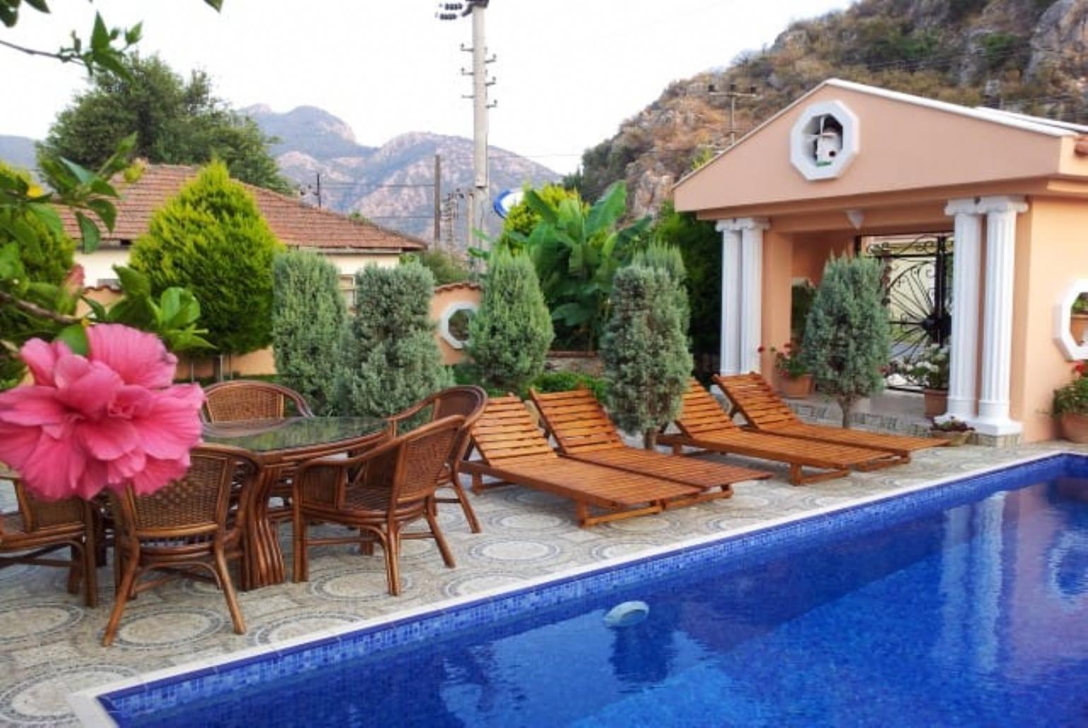 Beautiful private villa with private pool, dining area and garden