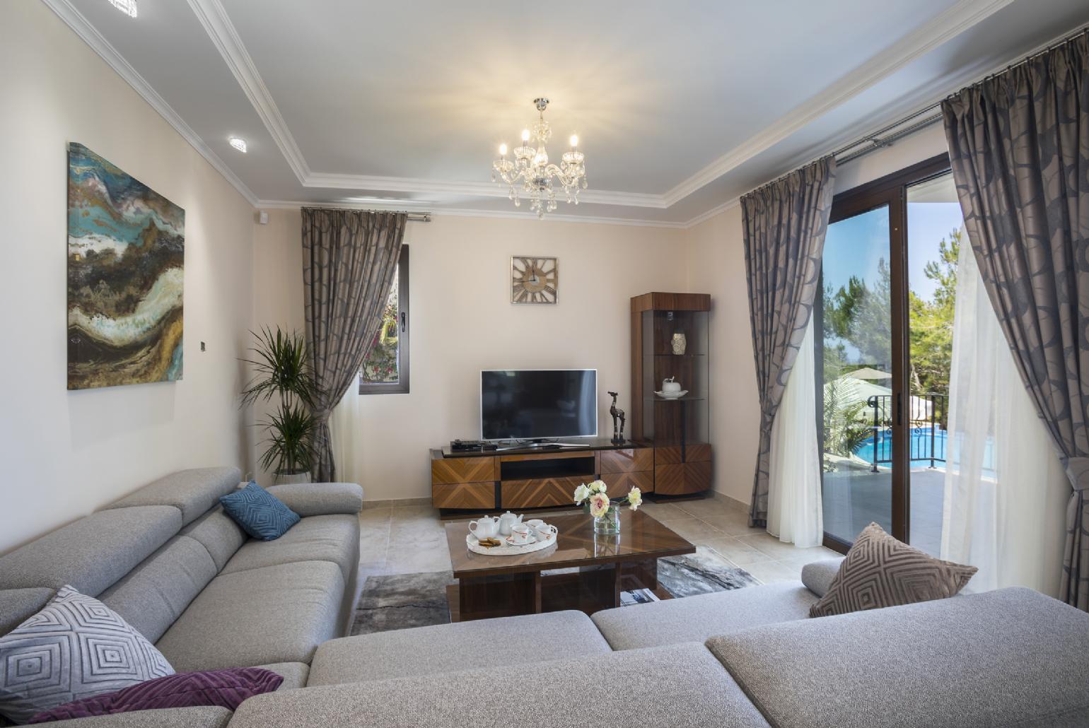 Open-plan living room with sofas, dining area, kitchen, A/C, WiFi internet and satellite TV