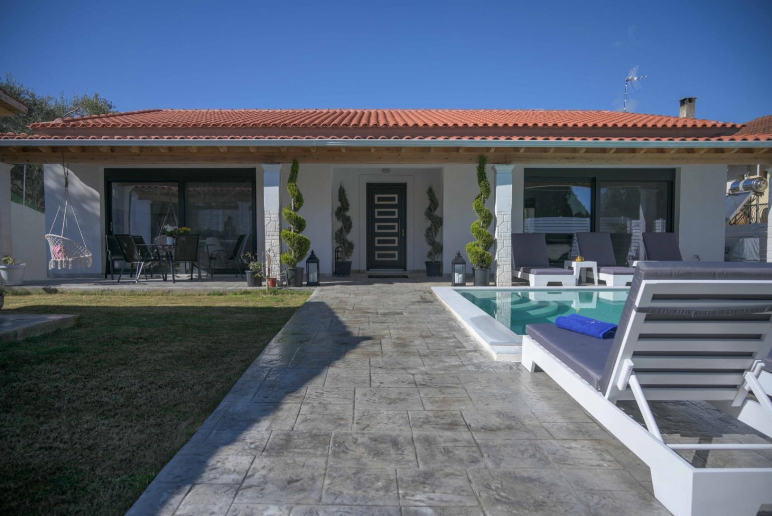 Beautiful private villa with private heated pool 