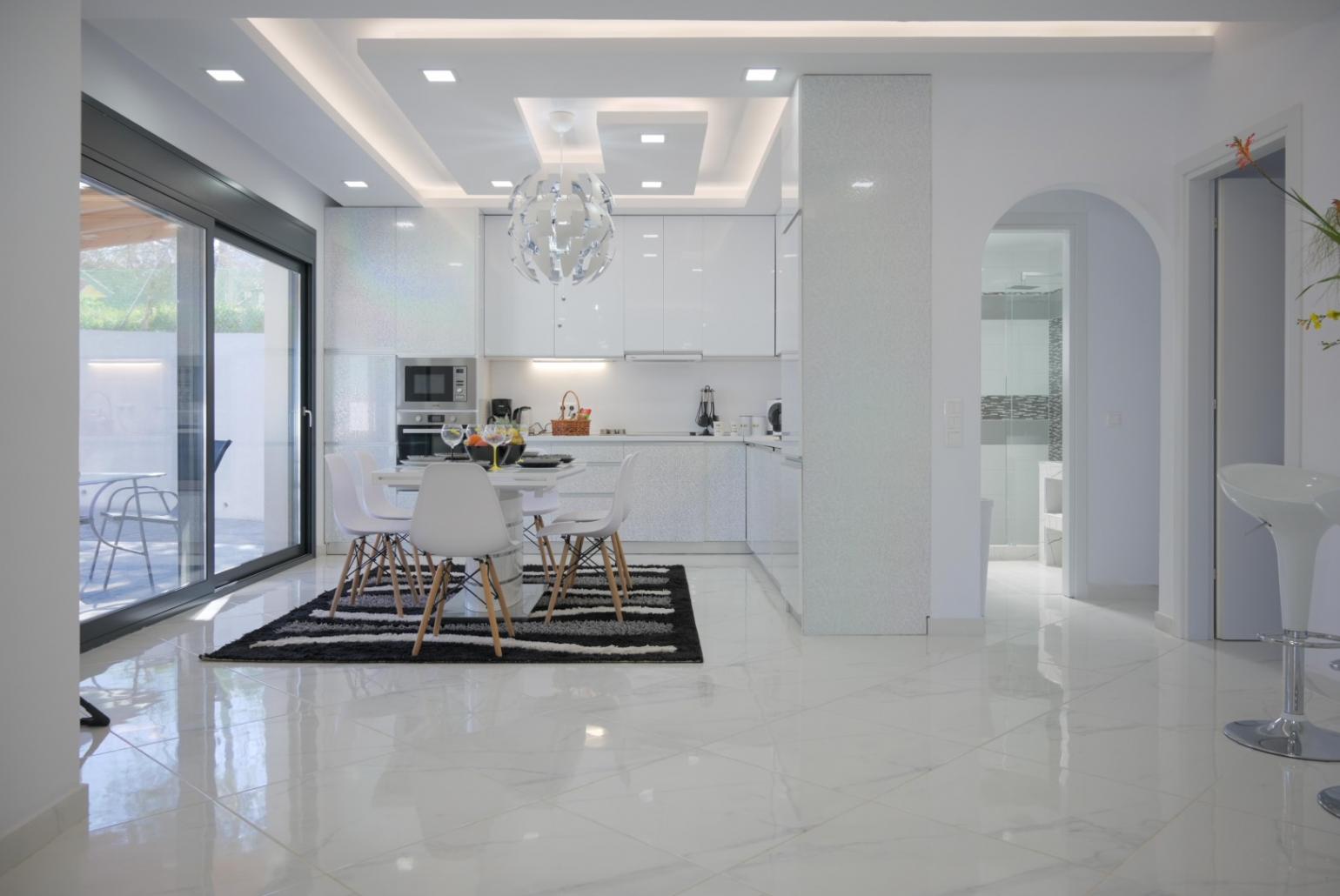 Equipped kitchen with dining table