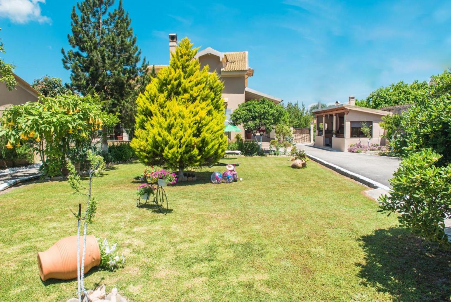 Beautiful private villa with tenant gardens