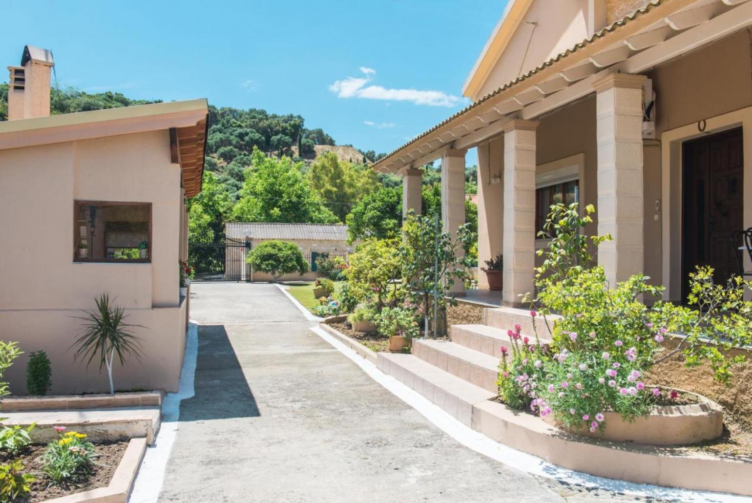 Beautiful private villa with BBQ and tenant gardens