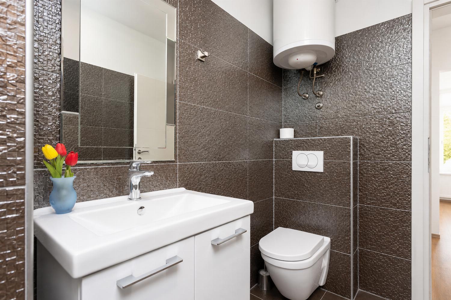 En suite bathroom with shower