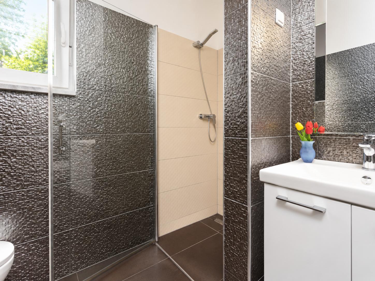En suite bathroom with shower