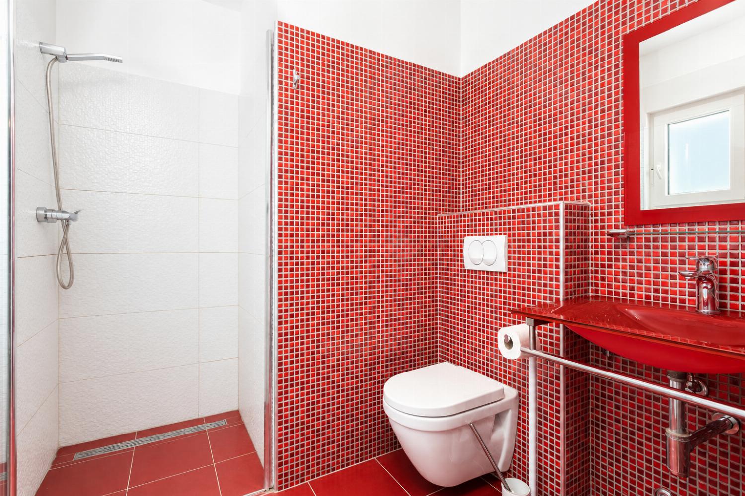 En suite bathroom with shower