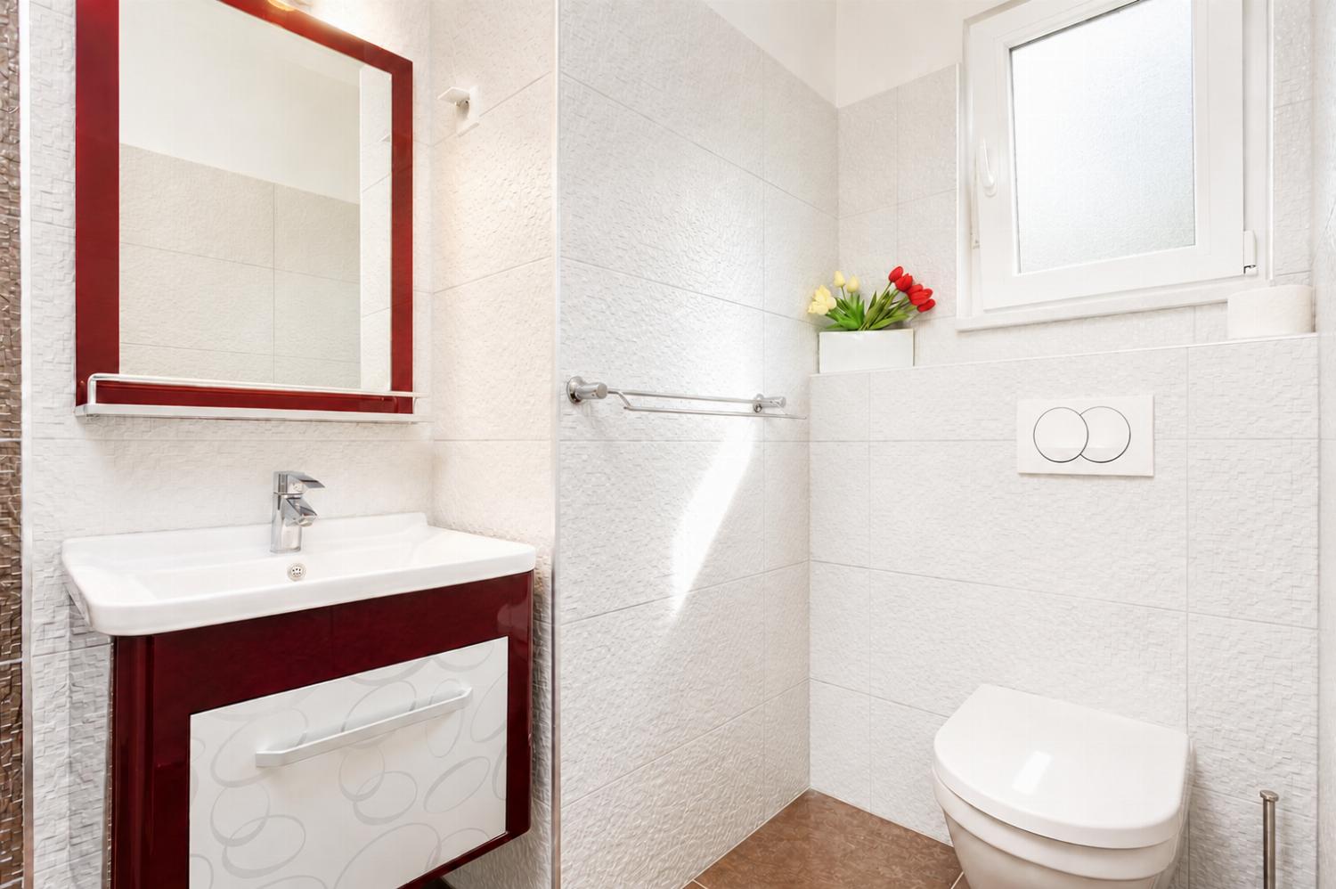 En suite bathroom with shower
