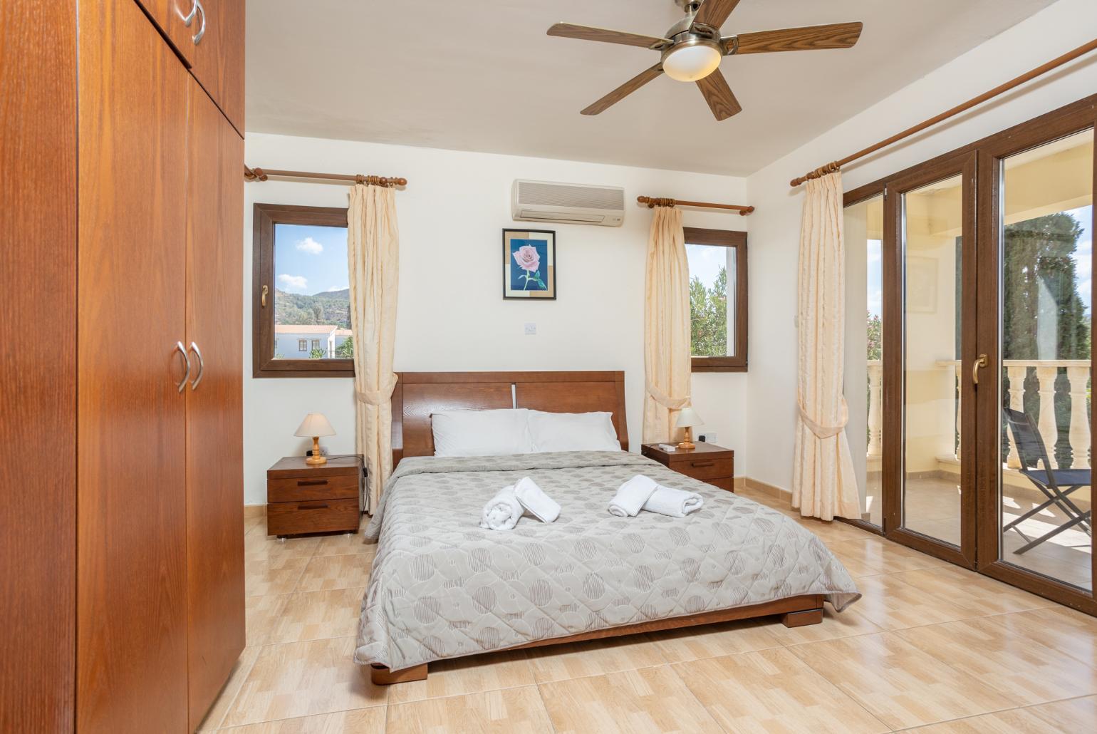 Double bedroom with en suite bathroom, A/C, and upper terrace access